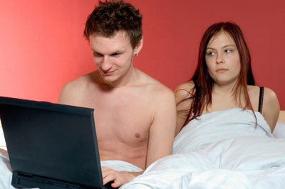 couple-in-bed_400